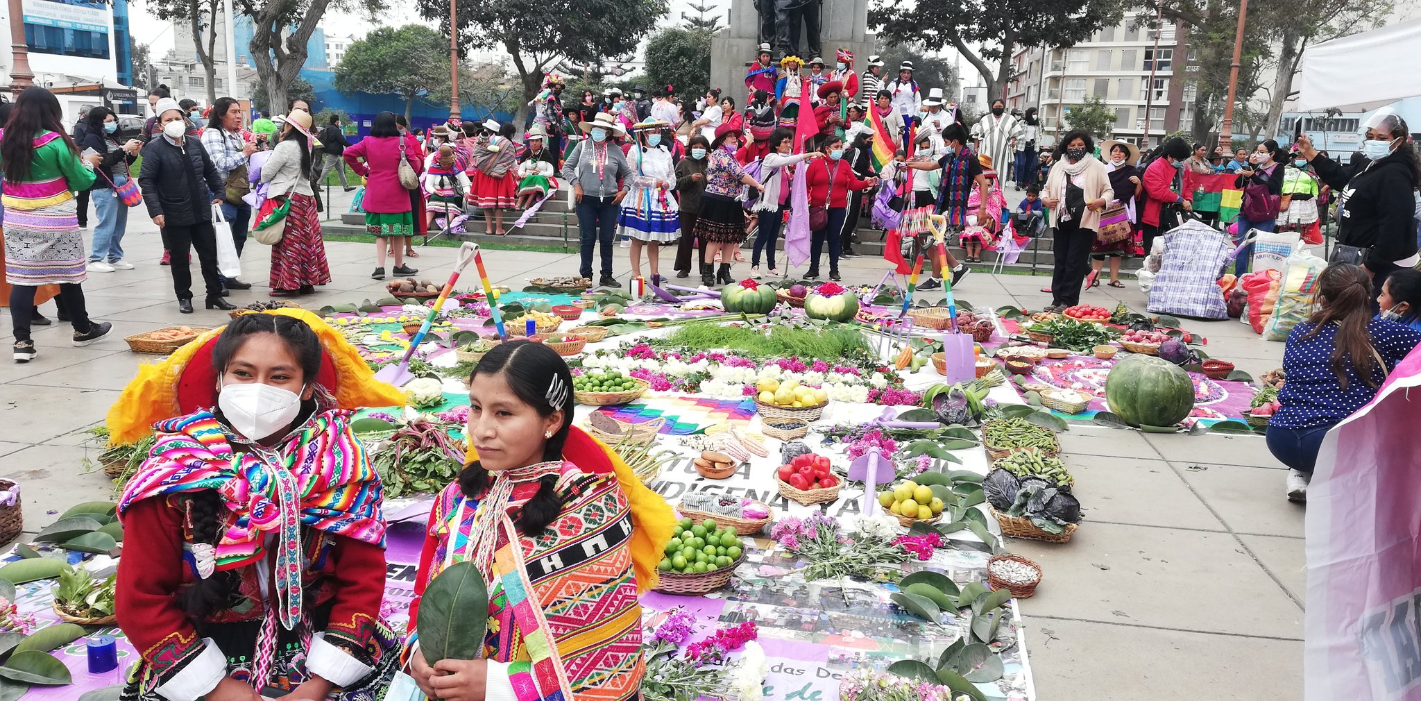 Las asistentes al encuentro de lideresas indígenas alegran con sus iniciativas y mensajes calles y otros espacios de la capital peruana, Lima.