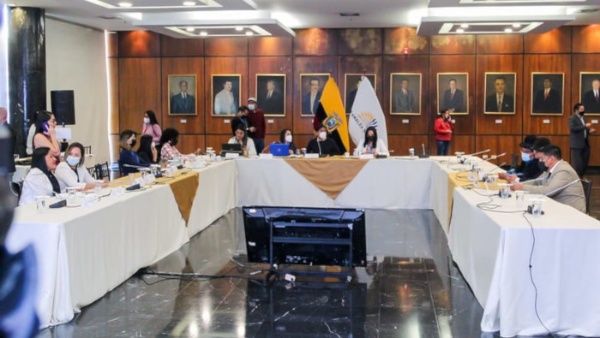 Determinan que Presidente de Ecuador no observó la ley al inscribir su candidatura