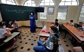 Maestra cubana da la bienvenida a sus alumnos tras el reinicio escalonado del curso escolar. 