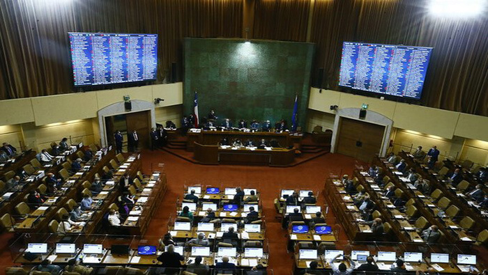 Ante la Cámara de Diputados se acusó al Presidente de Chile de haber infringido abiertamente la Constitución y las leyes, así como haber comprometido gravemente el honor de la Nación, entre otros argumentos.