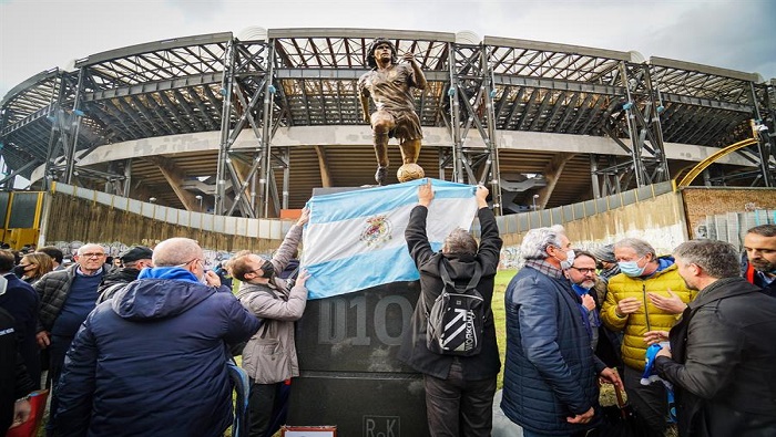 Centenares de admiradores del Pibe de Oro asistieron a la ceremonia para develar una estatua suya en las inmediaciones del estadio de Napoli.