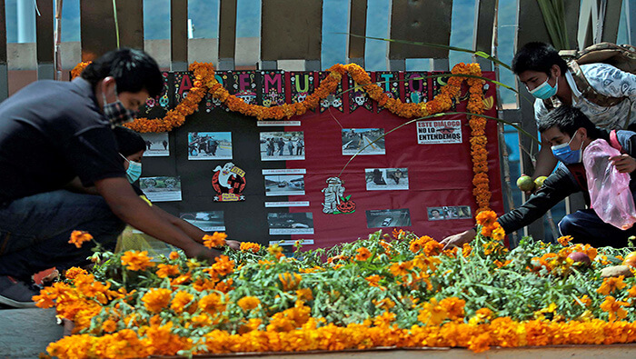 Estudiantes de la Normal Rural de Ayotzinapa colocan una ofrenda en memoria de sus compañeros desaparecidos.