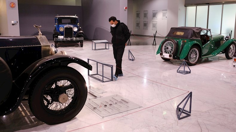 Los 60 vehículos de la exposición del Museo Histórico de Coches suponen un recorrido por la historia del país persa.