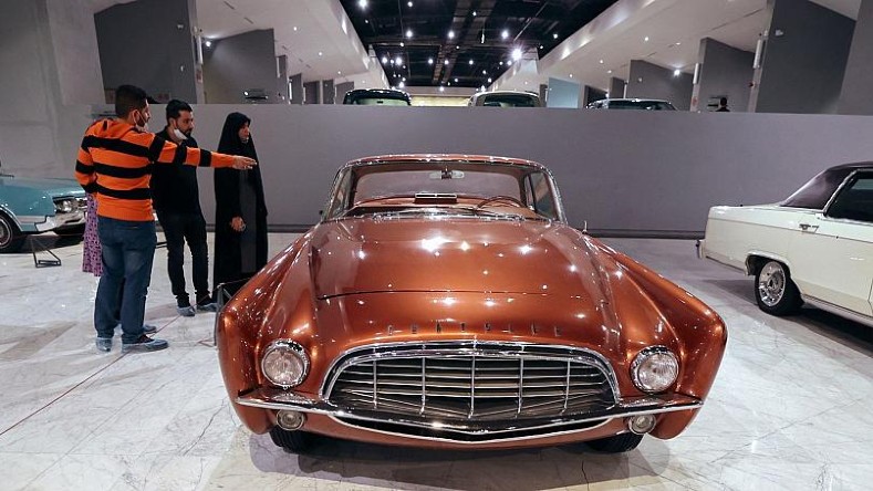 Otro centenar de coches se encuentra almacenados, algunos de ellos en proceso de restauración y serán mostrados en un futuro.  El museo está batiendo récords con 24.067 visitantes en los 42 días desde que reabrió sus puertas.