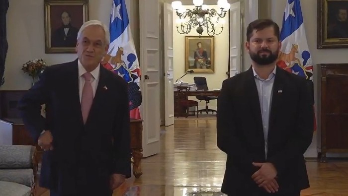 Al día siguiente de su elección, Gabriel Boric fue recibido por el presidente saliente, Sebastián Piñera en el Palacio de La Moneda.