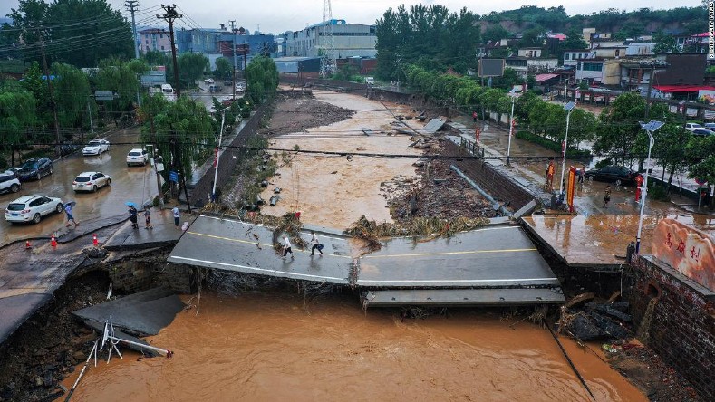 Las lluvias del otoño en China provocaron inundaciones que destruyeron infraestructura en diversas regiones del gigante asiático. La violencia de las lluvias se ha atribuido al Cambio Climático.