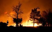 Las autoridades indicaron que un área de más de 6 kilómetros cuadrados ha sido consumida por las llamas en el estado de Colorado.