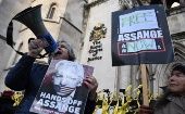 Assange es víctima de persecución política por las autoridades de EE.UU., luego de revelar en 2010 crímenes de lesa humanidad cometidos por tropas de ese país en Afganistán e Irak.