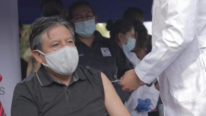 Choquehuanca, de 60 años, recién el pasado lunes 3 de enero recibió la primera dosis de la vacuna anticovid y tras vacunarse, dijo que hay que cuidar la salud del pueblo boliviano.