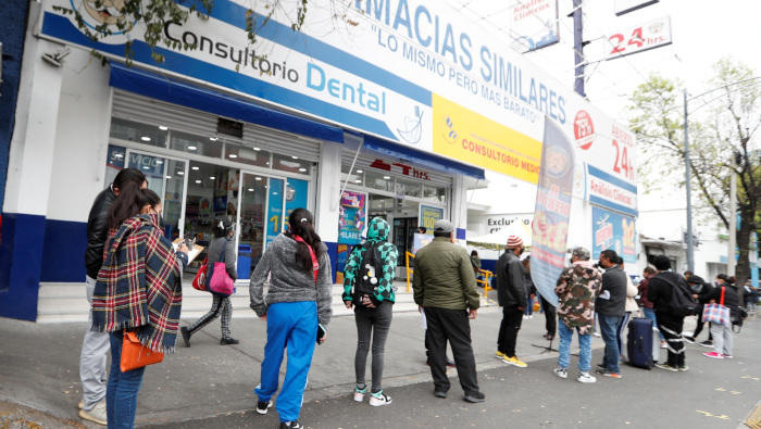 Personas hacen filas en farmacias para realizarse pruebas para detectar la Covid-19, en la Ciudad de México.