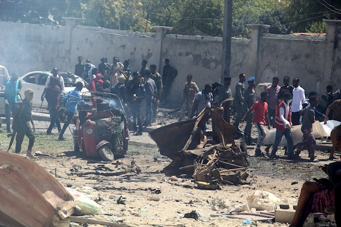 El grupo terrorista al-Shabab, vinculado a al-Qaeda, que controla partes de Somalia, a menudo lleva a cabo atentados con bombas en lugares de alto perfil en la capital.