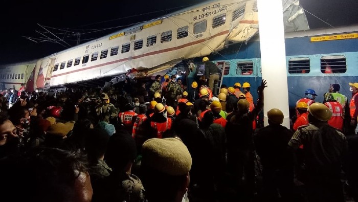 Cerca de las 17H00, hora local, el tren de 24 vagones sufrió un accidente en el que se descarrilaron 12 y dos se volcaron.
