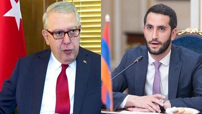 Los emisarios al diálogo en Moscú fueron el embajador turco Serdar Kilic (izquierda) y el vicepresidente de la Asamblea Nacional armenia, Ruben Rubinián.