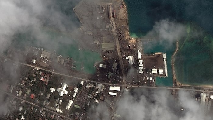 Tras el tsunami, aún permanecen aisladas algunas áreas del país sin comunicación de ningún tipo con otras islas.