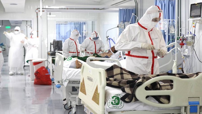 La cifra de pacientes ingresados en las unidades de cuidados intensivos de los centros hospitalarias continúa en ascenso, con el 90 por ciento de las camas ocupadas.