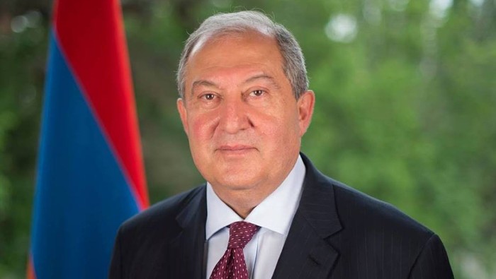 La dimisión del mandatario sucede en medio de tensiones con el titular de Gobierno, Nikol Pashinián, a quien pidio su renuncia tras la derrota en la guerra contra Azerbaiyán.
