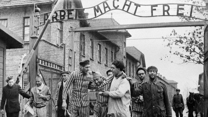 La fecha se evoca el mismo día que las tropas soviéticas liberaran en 1945 el campo de concentración y exterminio nazi de Auschwitz-Birkenau.