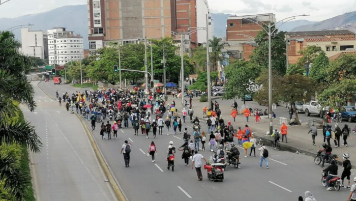 Decenas de personas realizaron una marcha en Medellín, en el marco de la conmemoración de los nueve meses del inicio del Paro Nacional.
