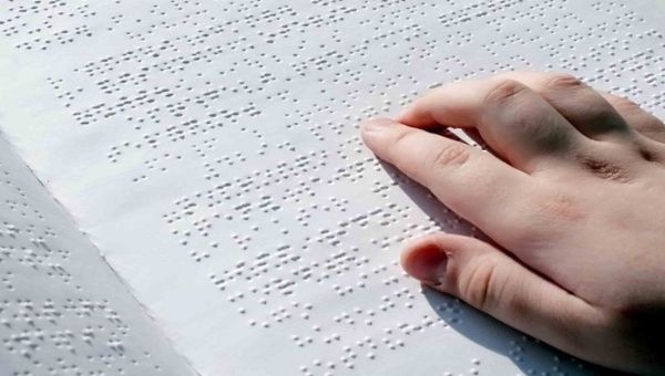El 4 de enero se celebra el Día Mundial del Braille en honor al nacimiento del creador de este sistema de escritura y lectura táctil, el pedagogo francés Louis Braille, en 1809.