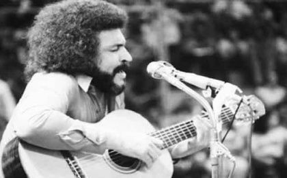Alí Primera, quien falleció el 16 de febrero de 1985, se convirtió en uno de los grandes poetas, cantores y activistas políticos de Venezuela y América Latina.