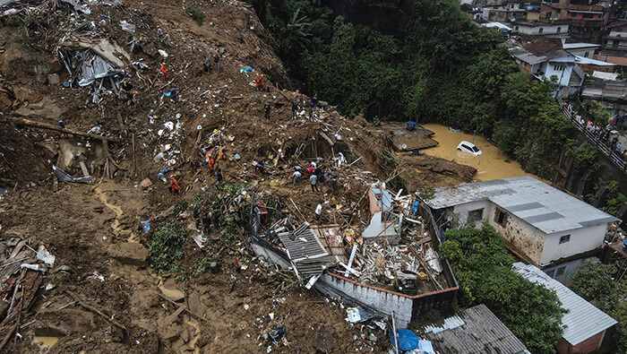 Las operaciones de búsqueda y rescate en Petrópolis se vieron entorpecidas el domingo ante posibles deslizamientos de tierra en la zona.