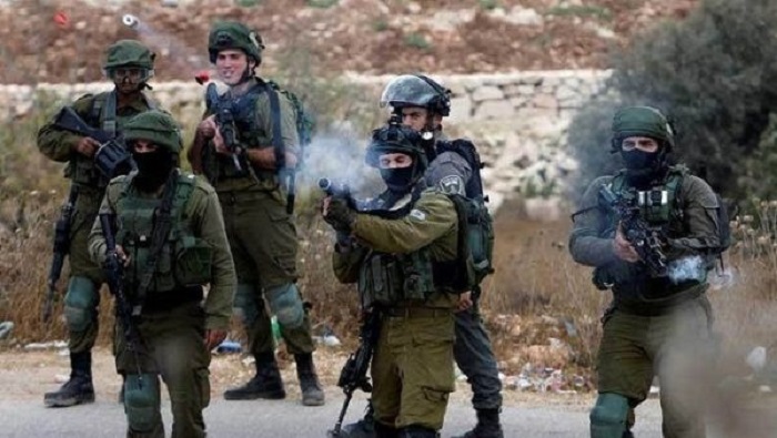 La Media Luna Roja Palestina informó que tres personas fueron alcanzadas por balas de acero revestidas con goma, incluido un menor de 12 años de edad.