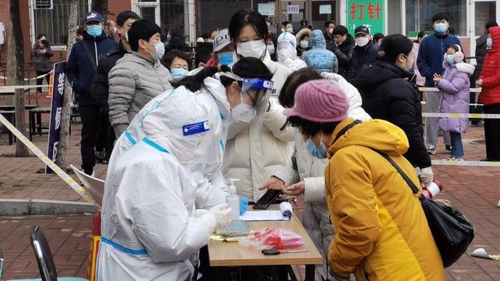 En la provincia nororiental china de Jilin, solo el sábado se encontraron 1.412 casos confirmados, lo que elevó el número total de casos a más de 2.000.