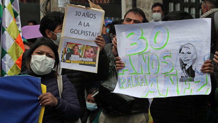 Un grupo de personas organizó una vigilia frente al penal de Miraflores, donde está detenida la expresidenta de facto, para exigir justicia.