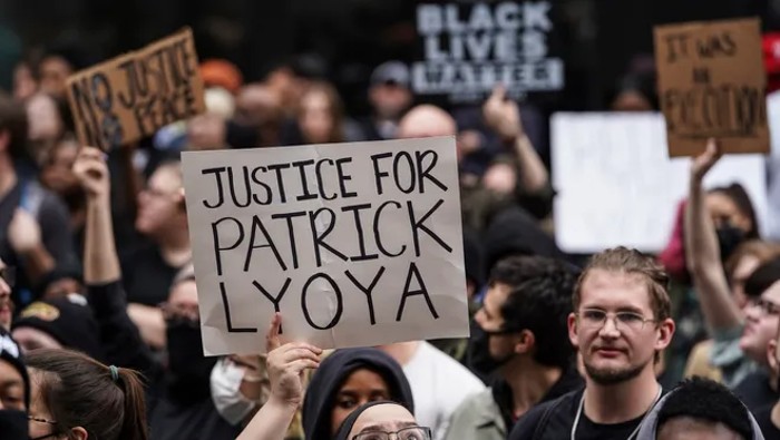 Cientos de manifestantes se reunieron frente al Departamento de Policía de Grand Rapids y exigieron que se revele el nombre del oficial que disparó a Patrick Lyoya y le causó la muerte.