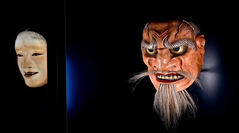 El Mueso Samurái exhibe este martes máscaras y objetos ancestrales propios de la cultura japonesa en la capital alemana de Berlín, durante su vista previa a su exposición programada para el 8 de mayo. 