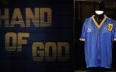 El ex mediocampista de Inglaterra Steve Hodge decidió vender la camiseta 36 años después de que la intercambiara con Maradona en la Copa del Mundo de 1986.