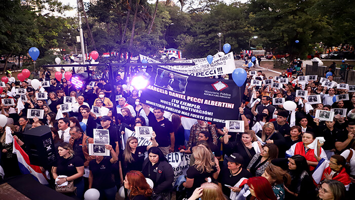 La marcha en honor al fiscal paraguayo asesinado Marcelo Pecci estuvo liderada por la fiscala general del país, Sandra Quiñonez.