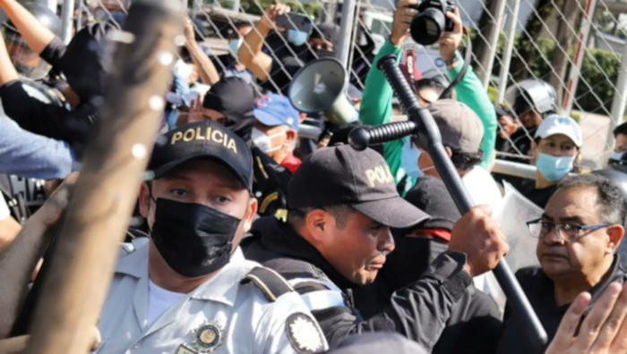 Las fuerzas de seguridad reprimieron con bombas lacrimógenas a un grupo de estudiantes que buscaban ingresar a las elecciones a rector de la Universidad de San Carlos.