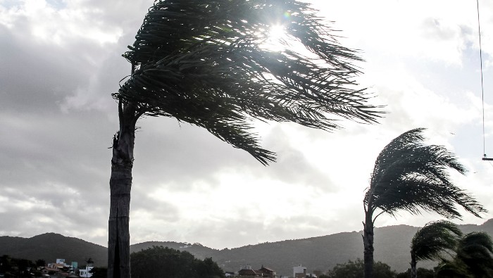 El Instituto Nacional de Meteorología (Inmet) de Brasil alertó que el ciclón subtropical puede alcanzar rachas de vientos superiores a los 100 kilómetros por hora.