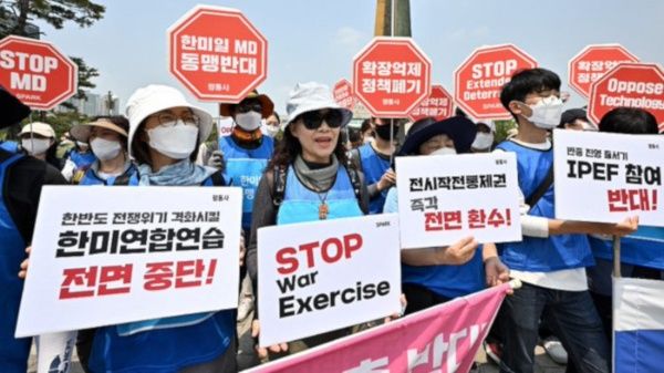Con pancartas que decían: "No a los ejércitos militares", cientos de surcoranos se manifestaron contra la presencia del pdte. Joe Biden en Seúl.