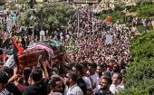 En su funeral en Jerusalén, la policía cargó contra los portadores del féretro y los golpeó con porras, lo que desató la furia y la condena de los palestinos y otros países.