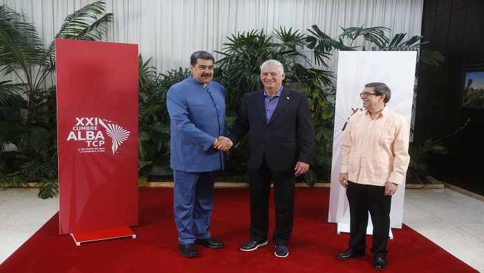 Los presidentes de Cuba y Venezuela, Miguel Díaz-Canel y Nicolás Maduro, respectivamente, se saludan antes del inicio de la XXI Cumbre del ALBA-TCP.