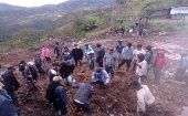 Miembros de la Defensa Civil, Bomberos e integrantes de las comunidades indígenas accedieron al lugar de la tragedia y recuperaron los ocho cadáveres.