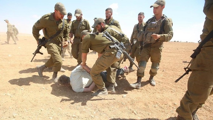 En el distrito de Jenin, en el norte de Cisjordania, los soldados detuvieron a dos hermanos después de allanar su casa en la ciudad de Maythalon, al oeste de la ciudad de Jenin.