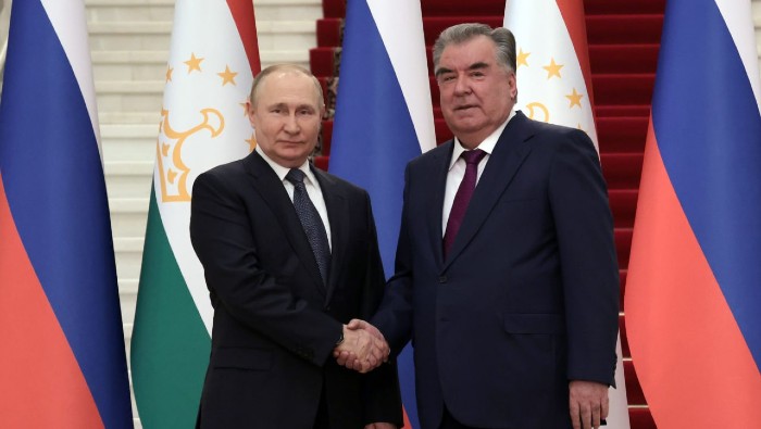 El presidente ruso, Vladímir Putin, llegó a Tayikistán para dialogar con su para tayiko, Emmomali Rahmón, sobre las relaciones bilaterales.
