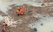 El deslizamiento de tierra también bloqueó el flujo de agua en el río Ljei, mientras que los residentes fueron advertidos de posibles peligros. 