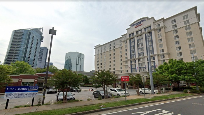 La joven se hospedaba en el hotel SpringHill Suites, ubicado en la capital del estado de Georgia, Atlanta.