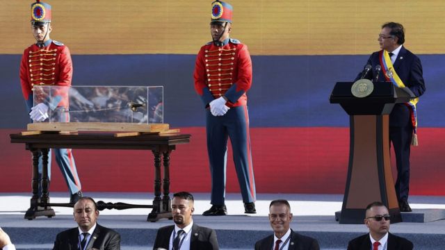 Petro remarcó que la espada no debe estar encerrada y que solo se envainará cuando se cumplan los sueños de justicia social del Libertador Simón Bolívar en Colombia.