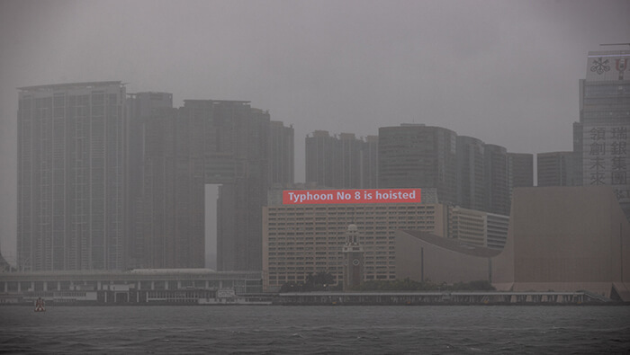 Desde el miércoles la ciudad de Hong Kong elevó el nivel de alerta por la inminente llegada del tifón Ma-on