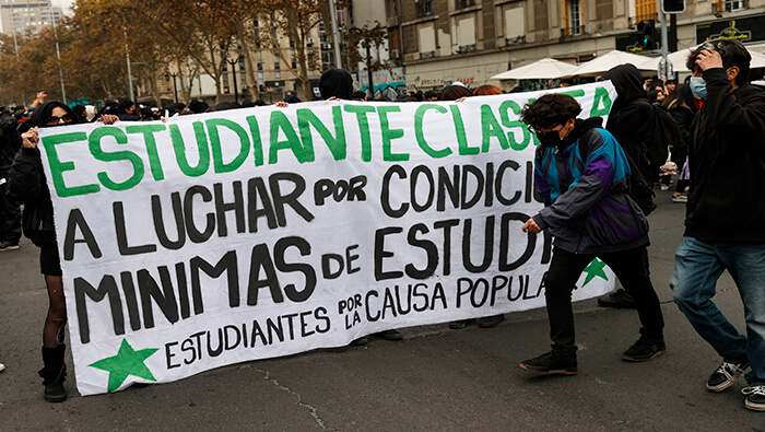 Cientos de estudiantes de secundaria marcharon por el centro de Santiago de Chile demandando mejoras en la infraestructura de sus establecimientos.