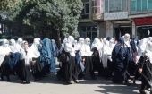 Las niñas de Sohool en la ciudad de Gardez, la capital de la provincia Paktia, han salido a las calles para protestar contra el cierre de sus escuelas por parte de Talibán.