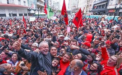 Lula continúa recibiendo masivas manifestaciones de apoyo en todo escenario en que comparece.
