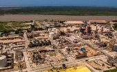 En su portal web, Monómeros explica que hace sus operaciones "desde dos complejos industriales ubicados en los dos puertos más importantes de Colombia: el de Barranquilla frente al mar Caribe y el de Buenaventura a orillas del Océano Pacífico".