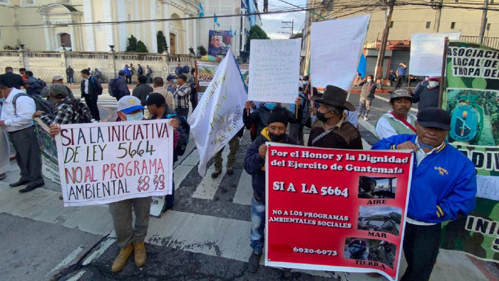 Los manifestantes exigen la aprobación de una compensación de cuatro pagos anuales de 30.000 quetzales.
