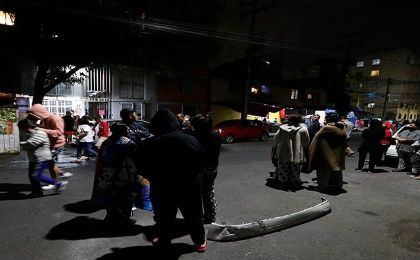 Habitantes de Ciudad de México salen a las calles tras el sismo de la madrugada del jueves en el estado de Michoacán.